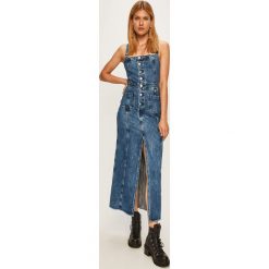 Pepe Jeans - Sukienka jeansowa Lottie x Dua Lipa. Niebieskie sukienki damskie Pepe Jeans, na co dzień, s, bez wzorów, z bawełny, casualowe, z dekoltem karo, z krótkim rękawem, krótkie, midi, proste. W wyprzedaży za 179,90 zł.