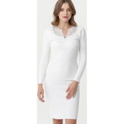 Biała Sukienka Longueville. Białe sukienki damskie Born2be, xl, z aplikacjami, z dzianiny, bez kołnierzyka, z długim rękawem, długie, mini, dopasowane. Za 109,99 zł.