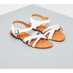 Sandały z eko skóry. Białe klapki damskie Moodo, bez wzorów, ze skóry, bez obcasa. Za 14,99 zł.