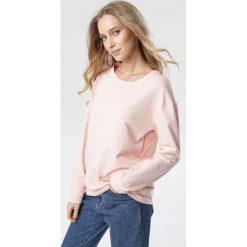 Jasnoróżowa Bluza Onisall. Różowe bluzy damskie Born2be, xl, bez wzorów, z jeansu, z długim rękawem, długie, bez kaptura. Za 69,99 zł.