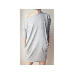 Sukienka dresowa oversize Szara. Szare sukienki damskie One mug a day, s, bez wzorów, z elastanu, bez kołnierzyka, bez rękawów, oversize. Za 169,00 zł.
