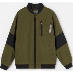 Kurtka typu bomberka - Khaki. Brązowe kurtki męskie Reserved, bez wzorów, bez kaptura. W wyprzedaży za 59,99 zł.
