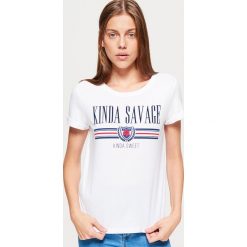 Koszulka z nadrukiem - Biały. Białe t-shirty damskie marki Cropp, l, z nadrukiem. Za 39,99 zł.