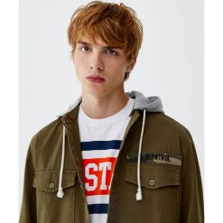 Koszula wierzchnia z serży z odpinanym kapturem. Brązowe koszule męskie Pull&Bear, m, bez wzorów, z kapturem, z długim rękawem. Za 109,00 zł.
