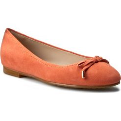 Baleriny CLARKS - Grace Lily 261230564 Coral Suede. Pomarańczowe baleriny damskie Clarks, bez wzorów, ze skóry, bez obcasa. W wyprzedaży za 269,00 zł.