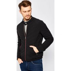 Kurtka puchowa Guess Travel M01L05 WCOG0. Czarne kurtki męskie Guess, xl, z aplikacjami, z puchu, bez kaptura. W wyprzedaży za 439,00 zł.