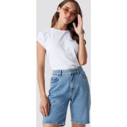 NA-KD T-shirt z surowym wykończeniem i haftem - White. Białe t-shirty damskie marki NA-KD, z haftami, z jersey, z okrągłym kołnierzem. W wyprzedaży za 36,47 zł.