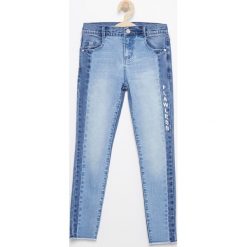 Spodnie jeansowe slim fit - Niebieski. Niebieskie jeansy chłopięce marki Reserved. Za 59,99 zł.