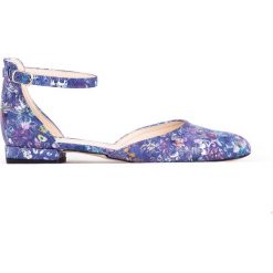 Kolorowe baleriny z paskiem wokół kostki - skóra naturalna - model 041 - kolor niebieskie kwiaty. Niebieskie baleriny damskie Zapato, w kwiaty, ze skóry, bez obcasa. W wyprzedaży za 173,40 zł.