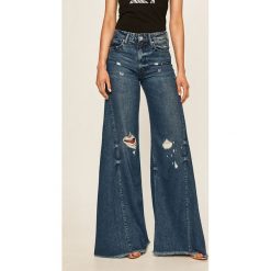 Guess Jeans - Jeansy Gigi. Niebieskie jeansy damskie Guess Jeans, z podwyższonym stanem. Za 649,90 zł.