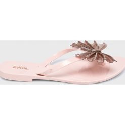 Melissa - Japonki Harmonic Bow. Różowe klapki damskie Melissa, bez wzorów, z materiału, bez obcasa. Za 199,90 zł.