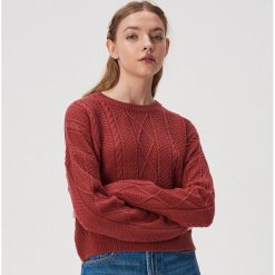 Krótki sweter z warkoczowym splotem - Fioletowy. Fioletowe swetry damskie Sinsay, s, bez wzorów, ze splotem, z krótkim rękawem, krótkie, bez kaptura. Za 59,99 zł.