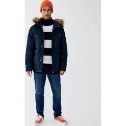 Parka z kapturem ze sztucznym futerkiem. Zielone płaszcze męskie Pull&Bear, m, bez wzorów, z kapturem. Za 299,00 zł.