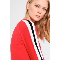 Swetry klasyczne damskie: Soyaconcept DOLLIE Sweter strawberry combi