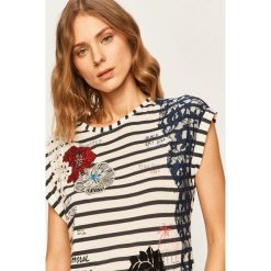 Desigual - T-shirt. Białe bluzki damskie Desigual, s, z aplikacjami, z bawełny, z okrągłym kołnierzem. Za 299,90 zł.