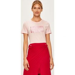 Guess Jeans - Top. Różowe bluzki damskie Guess Jeans, s, z nadrukiem, z bawełny, z okrągłym kołnierzem. W wyprzedaży za 119,90 zł.