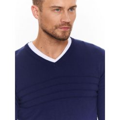 SWETER MĘSKI Z DEKOLTEM W SEREK I WRABIANYM WZOREM. Niebieskie golfy męskie marki Top Secret, na jesień, m, eleganckie, z dekoltem w serek. Za 39,99 zł.