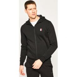 Bluza TOMMY HILFIGER Modern Essentials Zip Hoody MW0MW13065. Czarne bluzy męskie TOMMY HILFIGER, m, bez wzorów, z bawełny, bez kołnierzyka, bez rękawów, bez kaptura. W wyprzedaży za 399,00 zł.