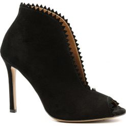 Czarne zamszowe botki open toe 103M. Czarne botki damskie Neścior, na lato, z zamszu, eleganckie, z otwartym noskiem, bez obcasa, bez zapięcia. W wyprzedaży za 279,00 zł.