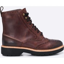 Clarks - Botki. Brązowe buty zimowe damskie marki Clarks, z materiału, na obcasie, na sznurówki. W wyprzedaży za 269,90 zł.