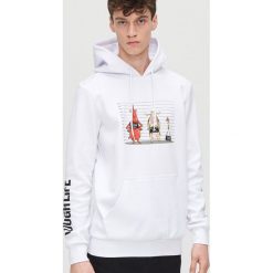 Bluza z motywem z serialu Krowa i Kurczak - Biały. Białe bluzy męskie Cropp, s, bez wzorów, bez kołnierzyka, bez rękawów, bez kaptura. Za 119,99 zł.