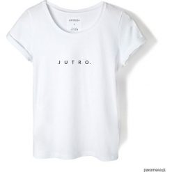 T-shirt biały JUTRO. Białe t-shirty damskie Pakamera, z napisami, klasyczne, z klasycznym kołnierzykiem. Za 89,00 zł.