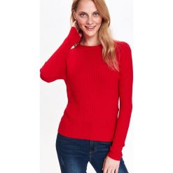 SWETER DŁUGI RĘKAW DAMSKI DOPASOWANY. Czerwone swetry klasyczne damskie marki Top Secret, na zimę, z dzianiny, z okrągłym kołnierzem. W wyprzedaży za 44,99 zł.