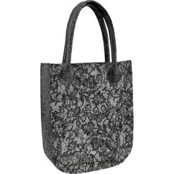 Torebka "City" w kolorze szarym ze wzorem - (S)35 x (W)42 x (G)10 cm. Szare torebki klasyczne damskie Bertoni, z materiału. W wyprzedaży za 57,95 zł.