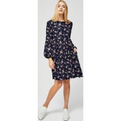 Sukienka w kwiaty. Niebieskie sukienki damskie Moodo, s, z nadrukiem, z elastanu, boho, z okrągłym kołnierzem, bez rękawów, rozkloszowane. Za 49,99 zł.