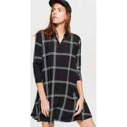 Koszulowa sukienka oversize - Czarny. Czarne sukienki damskie Cropp, s, bez wzorów, z koszulowym kołnierzykiem, bez rękawów, koszulowe. Za 69,99 zł.
