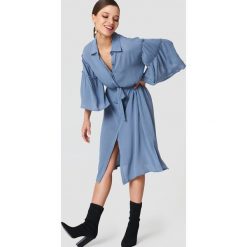 Sukienki: NA-KD Boho Koszulowa sukienka z falbaniastym rękawem – Blue
