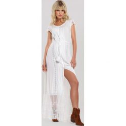 Biała Sukienka Properness. Białe sukienki damskie Renee, s, z haftami, boho, z dekoltem na plecach, z krótkim rękawem, krótkie, mini. Za 199,99 zł.
