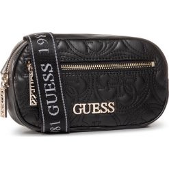 Saszetka nerka GUESS - Manhattan (QG) Mini HWQG69 94800 BLA. Czarne nerki damskie Guess, z aplikacjami, ze skóry ekologicznej, bez dodatków. Za 399,00 zł.