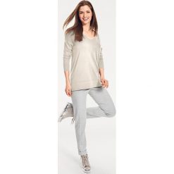 Sweter w kolorze kremowym. Białe swetry damskie Heine, bez wzorów, bez rękawów, bez kaptura. W wyprzedaży za 87,95 zł.