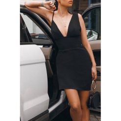 Sukienka MORENA BLACK. Czarne sukienki damskie IVET, bez wzorów, eleganckie, bez kołnierzyka, z krótkim rękawem, krótkie, mini. W wyprzedaży za 89,00 zł.