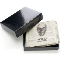 Rasowy portfel męski White Skull w pudełku. Białe portfele męskie marki Wild, ze skóry. Za 44,90 zł.