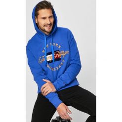 Tommy Hilfiger - Bluza. Niebieskie bluzy męskie TOMMY HILFIGER, xl, z nadrukiem, z bawełny, z kapturem, bez rękawów, z kapturem. W wyprzedaży za 369,90 zł.