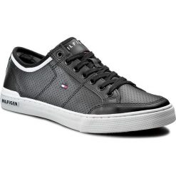 Półbuty TOMMY HILFIGER - Harrington 5A FM0FM00552 Black 990. Czarne półbuty męskie TOMMY HILFIGER, na co dzień, bez wzorów, ze skóry, bez zapięcia. Za 449,00 zł.