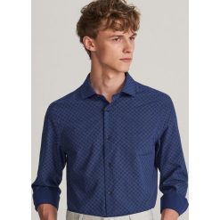 Koszula slim fit z drobnym nadrukiem - Granatowy. Niebieskie koszule męskie Reserved, m, z nadrukiem, bez kołnierzyka, bez rękawów. W wyprzedaży za 29,99 zł.