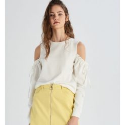 Bluza z bufiastymi rękawami - Kremowy. Białe bluzy damskie Sinsay, s, bez wzorów, bez rękawów, bez kaptura. Za 39,99 zł.