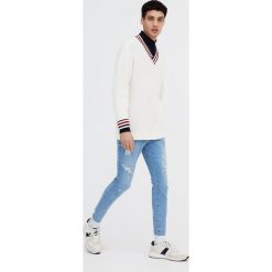 Jeansy męskie: Jasnoniebieskie jeansy skinny fit z przetarciami