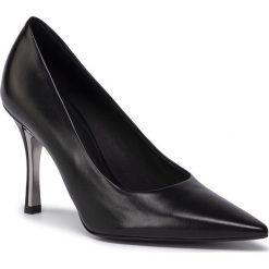 Szpilki FURLA - Eva 1037379 S YC17 100 Nero. Czarne półbuty damskie Furla, bez wzorów, ze skóry ekologicznej, bez obcasa, na obcasie, bez zapięcia. Za 999,00 zł.