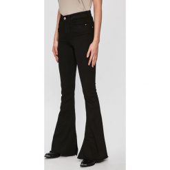 Guess Jeans - Jeansy. Czarne jeansy damskie Guess Jeans, z podwyższonym stanem. W wyprzedaży za 179,90 zł.