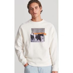 Bawełniana bluza z nadrukiem - Biały. Białe bluzy męskie Reserved, s, z nadrukiem, z bawełny, bez kołnierzyka, bez rękawów, bez kaptura. Za 139,99 zł.