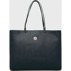 Tommy Hilfiger - Torebka. Niebieskie listonoszki damskie TOMMY HILFIGER, bez wzorów, ze skóry ekologicznej, na ramię, duże, bez dodatków. W wyprzedaży za 399,90 zł.
