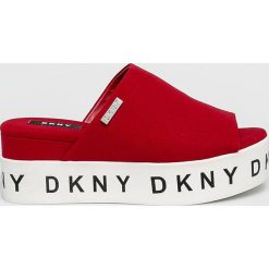 Dkny - Klapki. Czerwone klapki damskie DKNY, bez wzorów, z gumy, bez obcasa, na obcasie. W wyprzedaży za 399,90 zł.