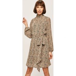Vero Moda - Sukienka. Pomarańczowe sukienki damskie Vero Moda, na co dzień, s, bez wzorów, z poliesteru, casualowe, z golfem, z długim rękawem, długie, mini, proste. W wyprzedaży za 159,90 zł.