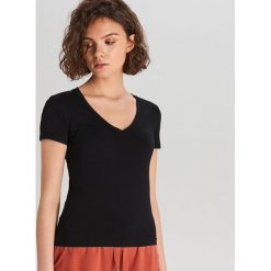Gładka koszulka V neck - Czarny. Czarne koszulki damskie Cropp, s, bez wzorów, bez kołnierzyka. Za 24,99 zł.