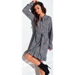 Sukienka z falbanką i wiązaniem przy szyi wzór druk 4. Sukienki damskie Lemoniade, na imprezę, s, bez wzorów, eleganckie, z falbankami, bez rękawów. Za 219,00 zł.