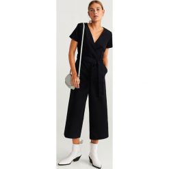 Mango - Kombinezon Suede. Czarne kombinezony damskie Mango, na co dzień, s, bez wzorów, z poliesteru, bez kołnierzyka, z krótkim rękawem, krótkie. Za 229,90 zł.